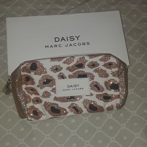Daisy pouch